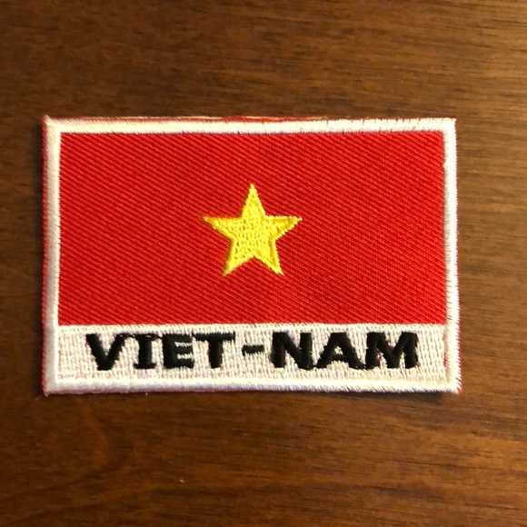 Toppa Ricamata Termoadesiva Bandiera Vietnam – 7x4,5 Cm, 100% Poliestere, Lavabile A 40°, Per Zaini, T-shirt E Cappelli
